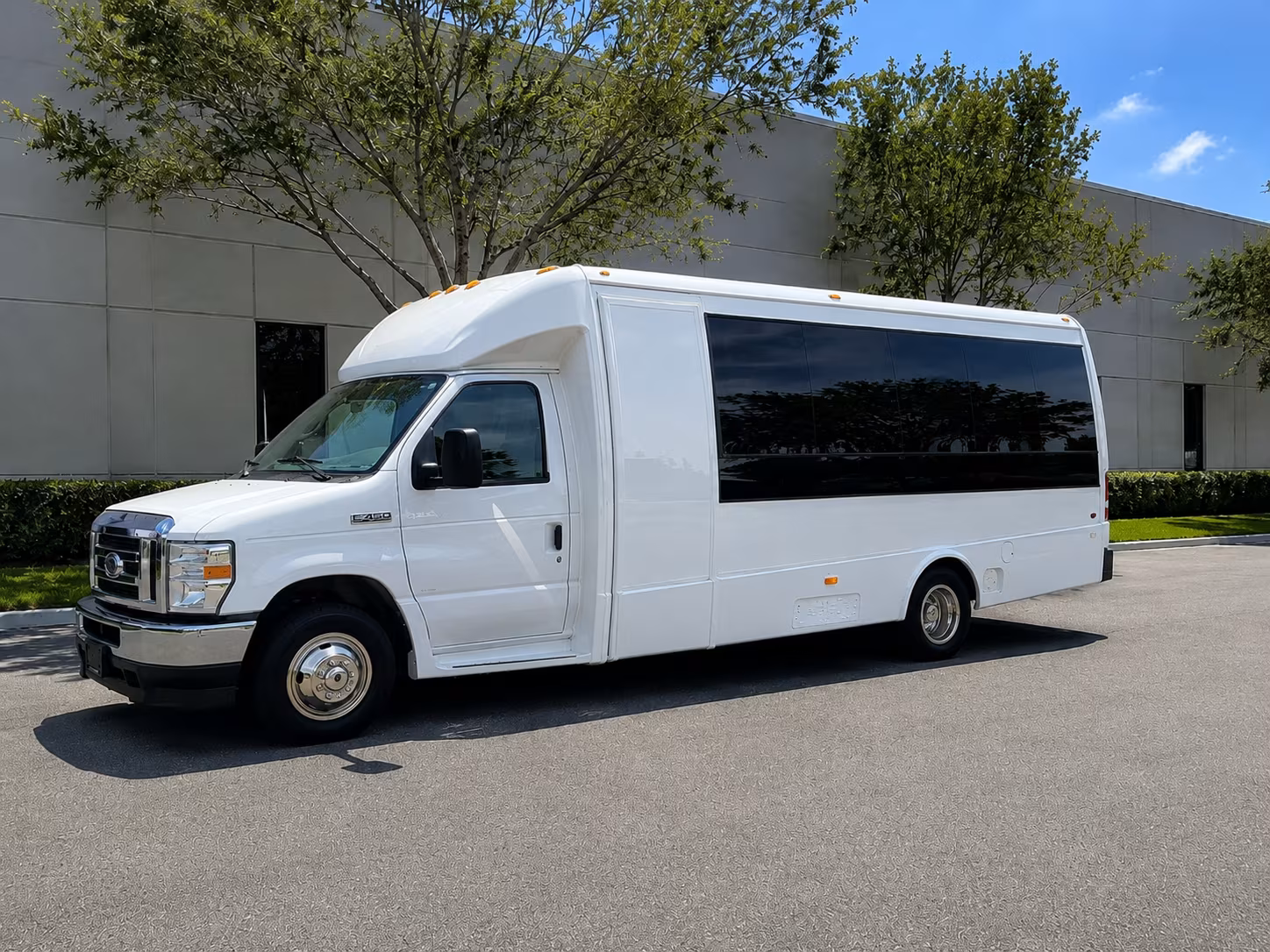 corporate airport transfer buses between lees summit and kci